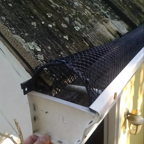 Siatka na Rynny Przeciw Liściom Zanieczyszczeniom Rynien 0,15x6m + Klipsy